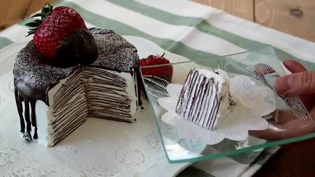 طرز تهیه کرپ کیک شکلاتی با تزیین خامه شکلاتی بدون نیاز به فر