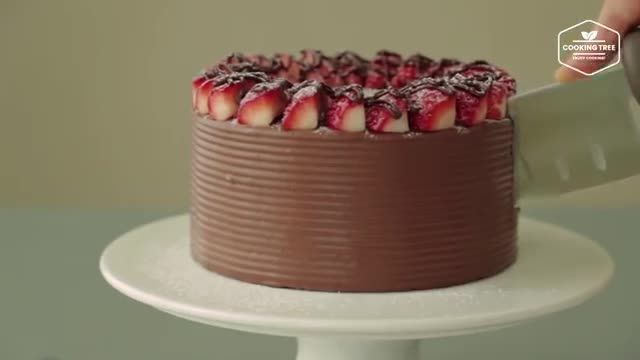 طرز پخت کیک شکلاتی با فیلینگ خامه و توت فرنگی