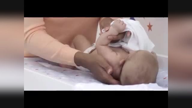 تکنیک راحت لباس پوشاندن به نوزادان 
