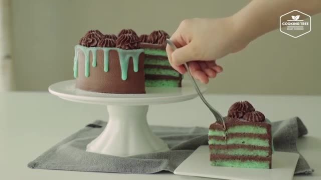 طرز تهیه مرحله به مرحله کیک نعنا شکلاتی با تزیین