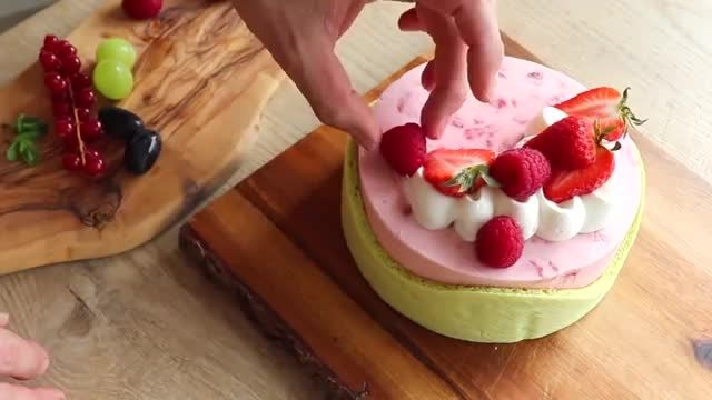 طرز تهیه کیک شارلوت با خامه و توت فرنگی