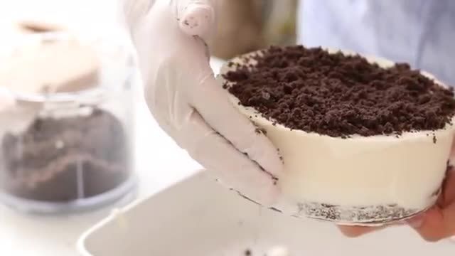 طرز تهیه چیزکیک شکلاتی با تزیین کیک شکلاتی و توت فرنگی