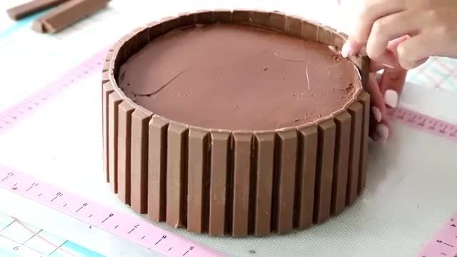 طرز پخت کیک شکلاتی با تزیین شکلات کیت کت