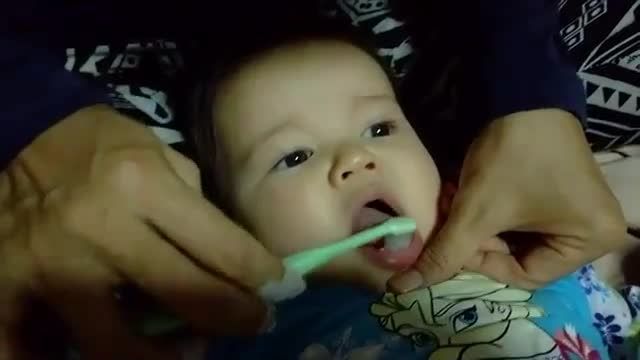 فواید مسواک زدن دندان نوزادان