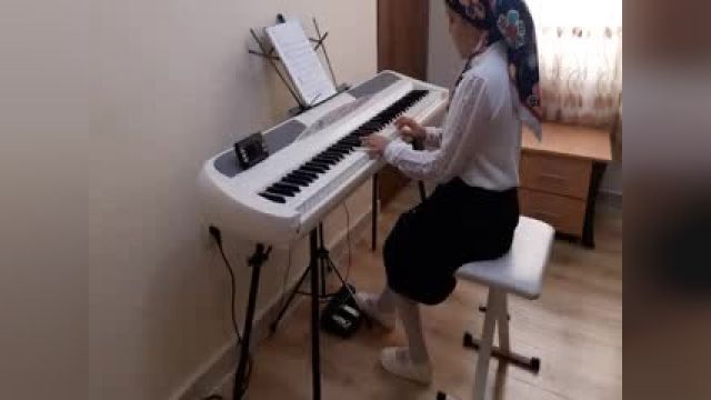 پیانو زدن فاطمه عبیری قطعه سه گدار ( همراه با آواز )