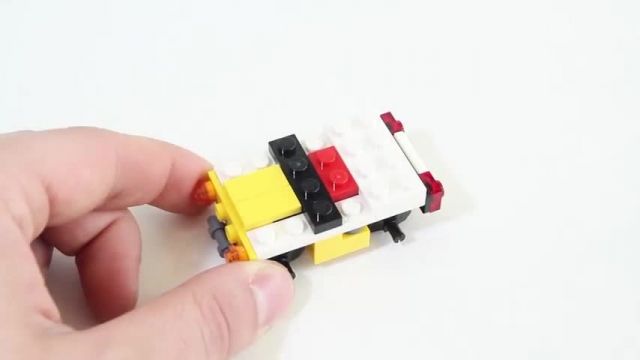 آموزش لگو و ساخت و ساز (Lego Creator 31033 Tow truck towing a yellow car)