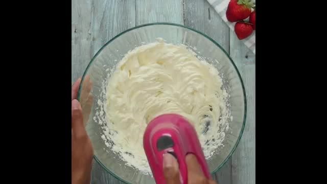 طرز پخت نان شیرینی خانگی به صورت مرحله ای