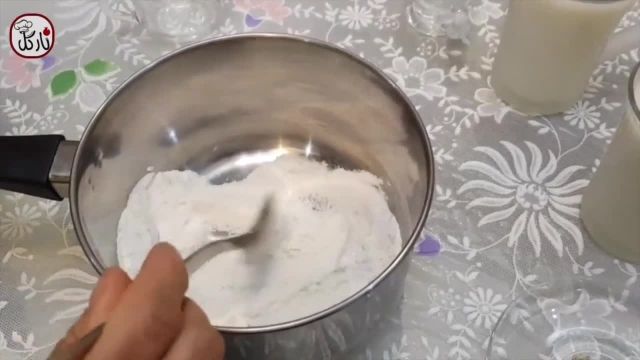 طرز تهیه فرنی خانگی با ارد برنج و شیر برای نوزاد
