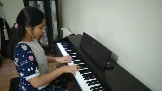 پیانو زدن یک بچه 
