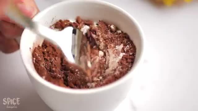 آموزش طرز تهیه کیک لیوانی شکلاتی در ماکروویو در یک دقیقه