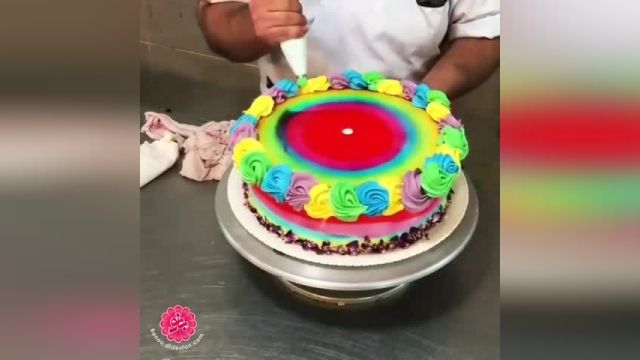 دستور آماده کردن - تزیین کیک به شکل رنگین کمان