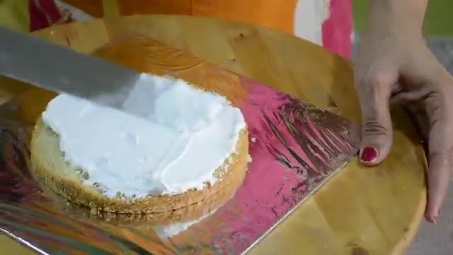 دستورالعمل درست کردن کیک خامه ای با روکش سفید و تزئین گیلاس