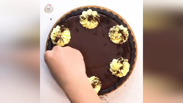 فیلم آموزشی تزیین کیک شکلاتی به روش های اسان