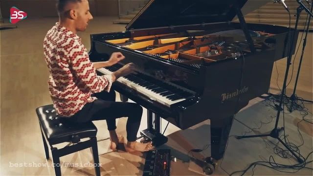 دانلود موزیک ویدیوی متفاوت ترین نوازندگی پیانو در جهان