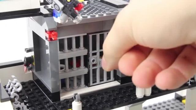 آموزش اسباب بازی های ساختنی لگو (Lego City 7744 Police Headquarters)