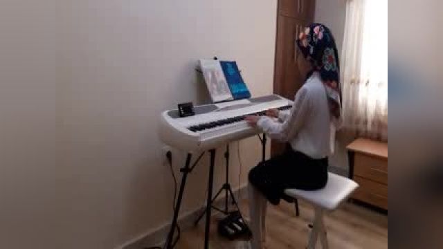 پیانو زدن زهرا عبیری قطعه سه گدار ( همراه با آواز ) 