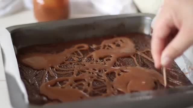 طرز پخت کیک شکلاتی با کارامل شور