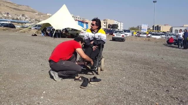 پرواز فرد معلول با استاد نقدی پری در تهران