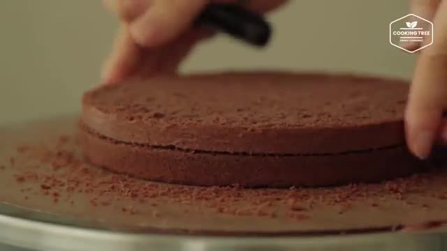 طرز تهیه کیک ساندویچی کاکائویی با تزیین توت فرنگی