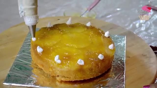دستورالعمل درست کردن کیک اناناس با تزئین خامه و توت فرنگی