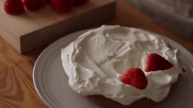 طرز پخت و تزیین کیک برهنه توت فرنگی و بلوبری
