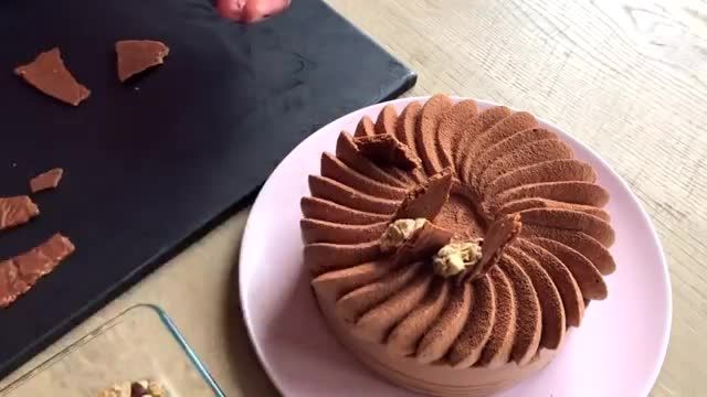 طرز تهیه کیک اسفنجی شکلاتی با تزیین خامه شکلاتی و پودر شکلات