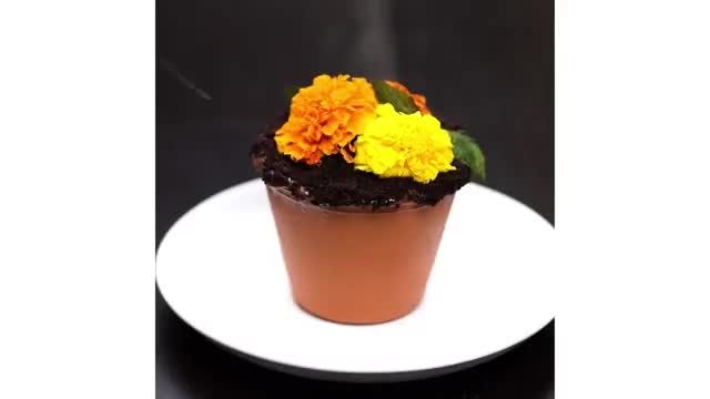 آموزش طرز تهیه کیک با تزیین گل و گلدان