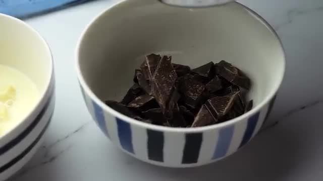 نحوه درست کردن موس شکلاتی دو رنگ در 20 دقیقه