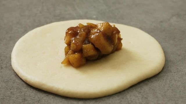 طرز تهیه یک دسر خوشمزه "نان پر شده با سیب "