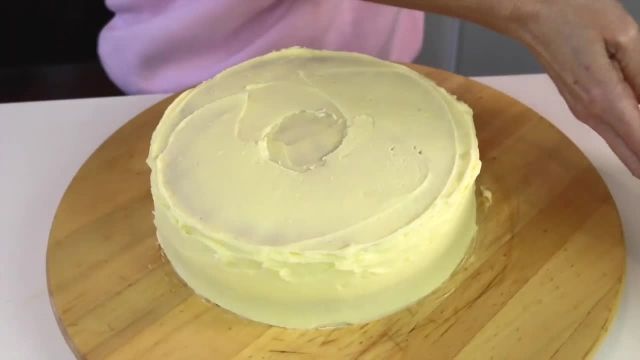 ویدیو آموزشی نحوه ساخت و دیزاین کیک موز را در چند دقیقه ببینید
