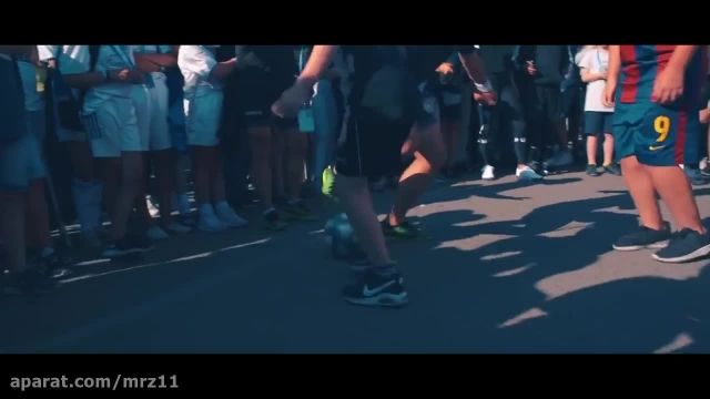 دانلود ویدیو لحظات دیدنی و جذاب حرکات نمایشی فوتبال در میان مردم خیابان