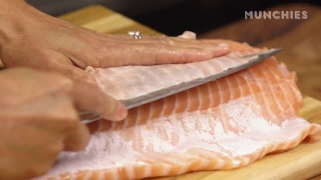روش مزه دار کردن و پخت ماهی سالمون با یک سالاد خوشمزه
