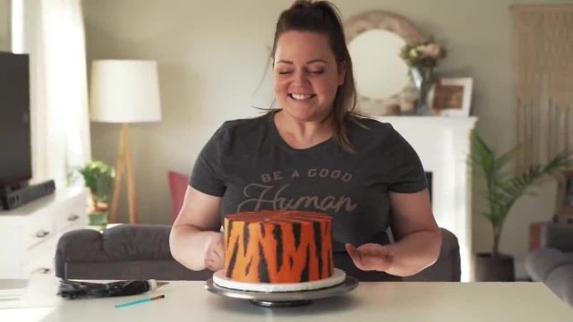 ویدیو آموزشی نحوه تهیه کیک با تم ببری را در چند دقیقه ببینید