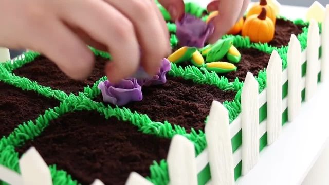 ویدیو آموزشی نحوه ساخت کیک با تم باغچه سبزیجات را در چند دقیقه ببینید