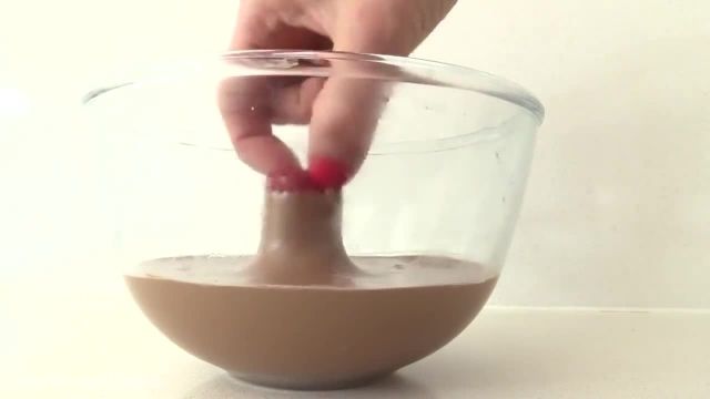 آموزش ویدیویی روش تهیه دسر توت فرنگی شکلاتی