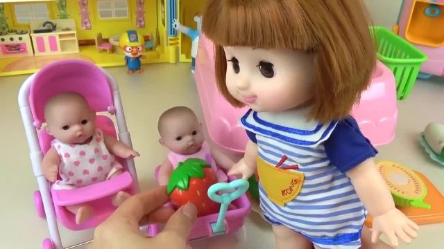 کارتون عروسک بازی دختر کوچولو - استفاده از کارد غذاخوری