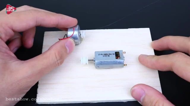 چگونه میتوان با 3 آرمیچر و یک باطری قلمی یک ترانس افزاینده ولتاژ درست کرد؟