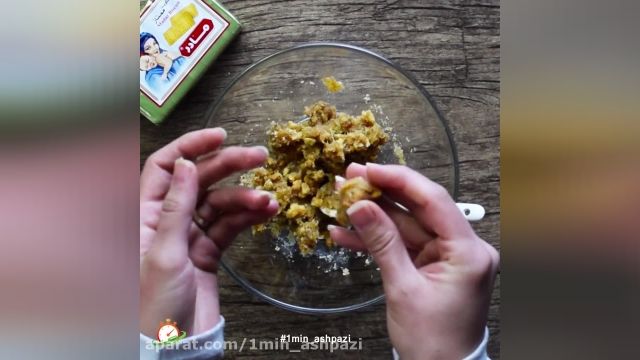 فیلم آموزشی طرز تهیه یک غذای مخصوص کودکان (توپک خرما و گردو)