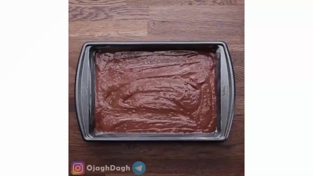 آموزش ویدیویی روش تهیه کیک شکلاتی با تزیین خامه و چوب شور