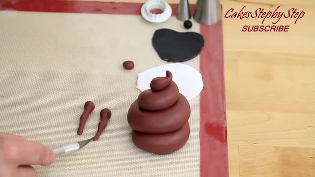 ویدیو آموزشی نحوه تهیه کیک به شکل دستمال توالت را در چند دقیقه ببینید