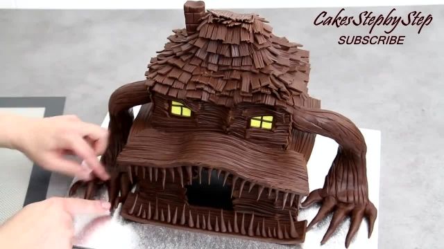 ویدیو آموزشی نحوه تهیه و ساخت کیک شکلاتی با تم خانه هیولا را در چند دقیقه ببینید