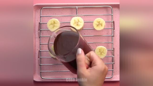 ویدیو آموزشی نحوه تهیه کاسه شکلاتی را در چند دقیقه ببینید