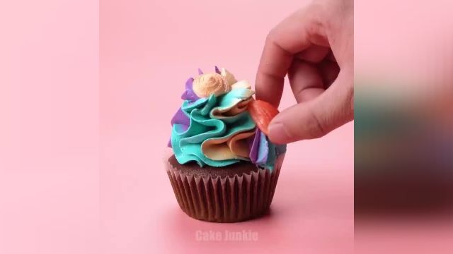 ویدیو آموزشی نحوه تهیه کاپ کیک رنگی را در چند دقیقه ببینید