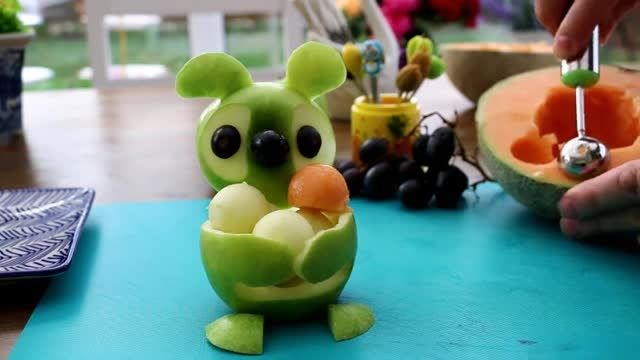 ویدیو آموزشی نحوه میوه آرایی با سیب سبز را در چند دقیقه ببینید