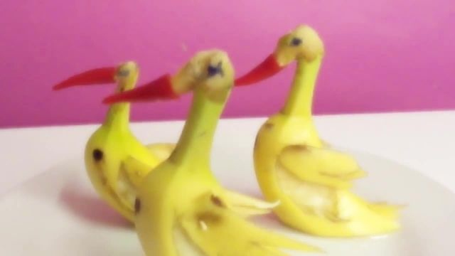 آموزش تزئئین موز به شکل اردک برای شب یلدا
