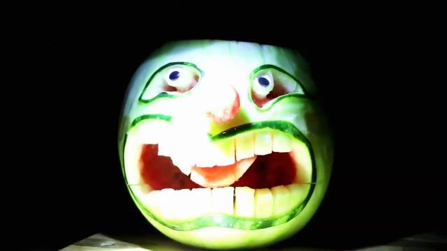ویدیو آموزشی نحوه بریدن میوه و طراحی صورت روی هندوانه را در چند دقیقه ببینید