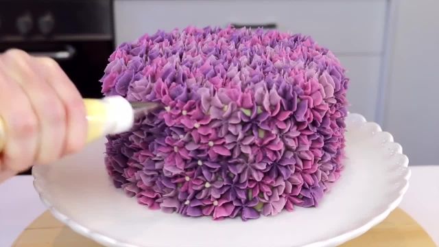 ویدیو آموزشی نحوه ساخت و دیزاین کیک گلبرگ را در چند دقیقه ببینید