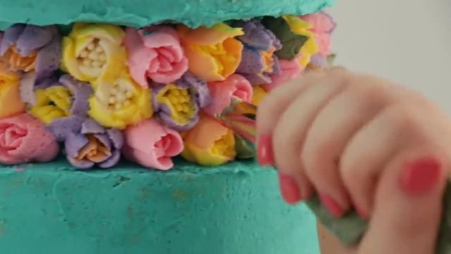 ویدیو آموزشی نحوه طراحی کردن کیک خامه ای پر از گل را در چند دقیقه ببینید