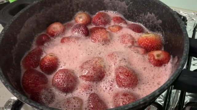 طرز تهیه رانی توت فرنگی و مربای توت فرنگی خوشمزه و محبوب جواد جوادی
