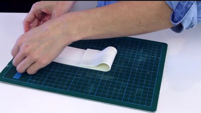 ویدیو آموزشی نحوه ساخت و دیزاین کیک با تم جعبه کادو را در چند دقیقه ببینید